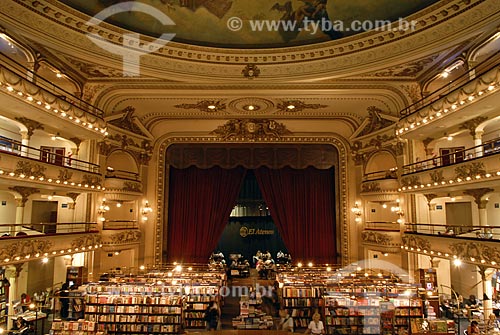  Livraria El Ateneo - Antigo teatro transformado em moderna livraria - Abriga um café no seu palco, áreas de leitura, um subsolo dedicado a livros infantis e um museu no último andar  - Buenos Aires - Argentina