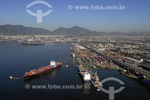  Assunto: Vista aérea do Porto do Rio de Janeiro com navio cargueiro manobrando / Local: Rio de Janeiro - RJ - Brasil / Data: 06/2008 