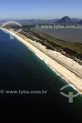 Assunto: Vista aérea da Praia e Lagoa de Maricá / Local: Maricá - RJ - Brasil / Data: 06/2008 