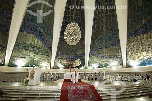  Interior da Catedral Metropolitana Nossa Senhora Aparecida, mais conhecida como Catedral de Brasília, durante missa do Cardeal  José Carlos Brandi Aleixo. Projeto do arquiteto Oscar Niemeyer  - Brasília - Distrito Federal - Brasil