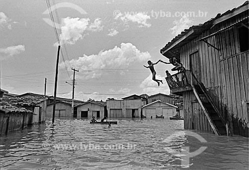  Assunto:Criança saltando no Rio Tocantins durante enchente / Local: Marabá - Tocantins (TO) - Brasil / Data: anos 80 