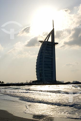  Hotel Burj Al Arab (321 metros de altura) - Construído em forma de vela enfunada - Construído em ilha artificial em frente a praia de Jumeirah - Dubai - Emirados Árabes Unidos 
