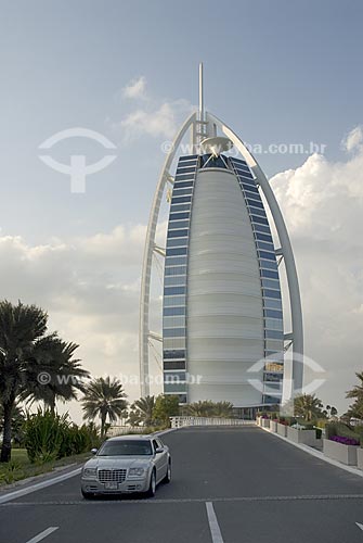  Hotel Burj Al Arab (321 metros de altura) - Construído em forma de vela enfunada - Construído em ilha artificial em frente a praia de Jumeirah - Dubai - Emirados Árabes Unidos 