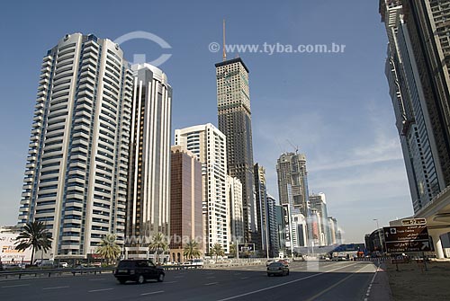  Rua de Dubai com edifícios - Dubai - Emirados Árabes Unidos 