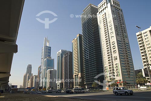  Rua de Dubai com edifícios - Dubai - Emirados Árabes Unidos 