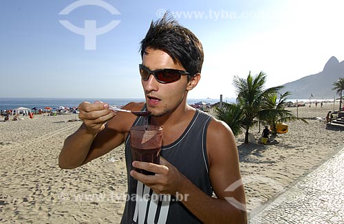  Assunto: Rapaz comendo Açaí (Euterpe oleracea) em Ipanema / Local: Rio de Janeiro - RJ - Brasil / Data: Fevereiro de 2006 