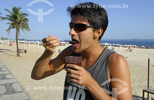  Assunto: Rapaz comendo Açaí (Euterpe oleracea) em Ipanema / Local: Rio de Janeiro - RJ - Brasil / Data: Fevereiro de 2006 