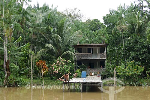  Assunto: Casa de Palafita na beira do Rio Combu - Várzea da Ilha de Combu / Local: Em frente à Belém - Pará - Brasil / Data: Fevereiro de 2006 