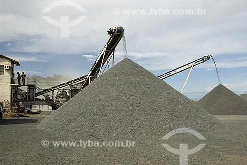  Assunto: Indústria de extração de brita (mineração) / Local: Estrada Boa Vista-Pacaraima - Roraima - Brasil / Data: Janeiro de 2006 