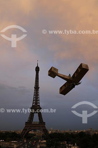  Assunto: Performance com o protótipo (réplica) do avião 14 BIS criado por Santos Dumont em Paris / Local: Paris - França / Data: Maio 2009 
