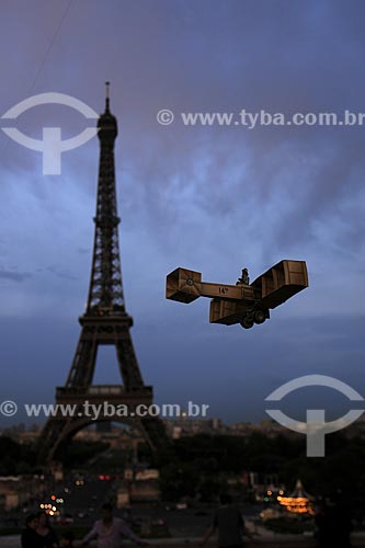  Performance com o protótipo (réplica) do avião 14 BIS criado por Santos Dumont em Paris  - França