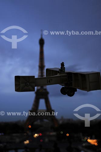  Assunto: Performance com o protótipo (réplica) do avião 14 BIS criado por Santos Dumont em Paris / Local: Paris - França / Data: Maio 2009 
