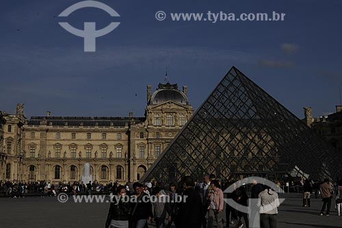  Assunto: Pirâmide do Museu Louvre / Local: Paris - França / Data: Maio 2009 