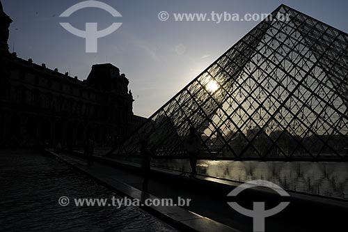  Assunto: Pirâmide do Museu Louvre / Local: Paris - França / Data: Maio 2009 