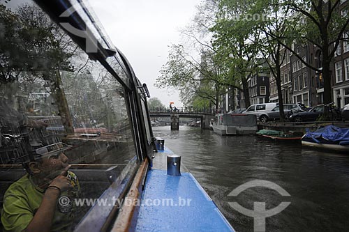  Assunto: Turistas passeando de barco pelos canais de Amsterdam / Local:  Holanda / Data: Maio 2009 