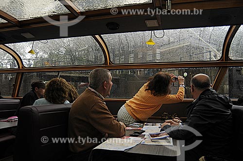  Assunto: Turistas passeando de barco pelos canais de Amsterdam / Local:  Holanda / Data: Maio 2009 