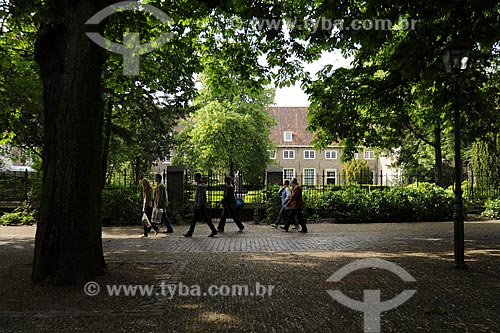  Assunto: Pessoas caminhando na cidade de Delft / Local: Holanda / Data: Maio 2009 