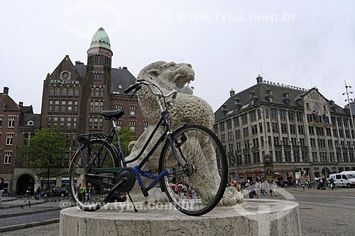  Assunto: Bicicleta estacionada sobre uma estátua / Local: Amsterdam - Holanda / Data: Maio 2009 
