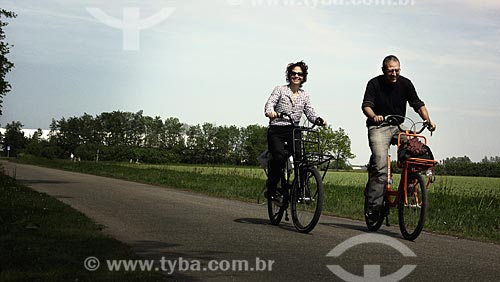  Assunto: Casal andando de bicicleta nas redondezas do parque Keukenhof, próximo à Amsterdam / Local: Amsterdam - Holanda / Data: Maio 2009 
