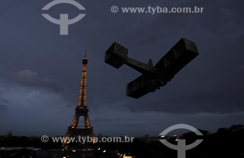  Assunto: Performance com o protótipo (réplica) do avião 14 BIS criado por Santos Dumont em Paris /  Local: França / Data: Maio 2009 