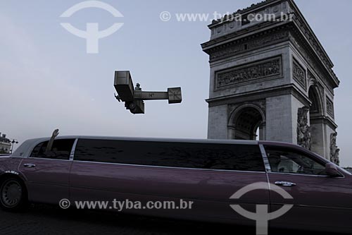  Assunto: Performance com o protótipo (réplica) do avião 14 BIS criado por Santos Dumont em Paris / Local: França / Data: Maio 2009 