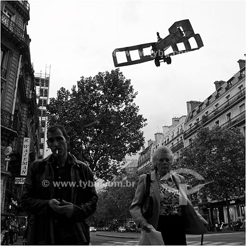  Assunto: Performance com o protótipo (réplica) do avião 14 BIS criado por Santos Dumont em Paris / Local: França / Data: Maio 2009 
