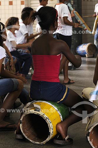  Assunto: Guarará, tambor usado nas Bandas de Congo ( manifestação folclórica ) - Projeto Congo na Escola - Escola Francisco Lacerda de Aguiar /
Local: Ilha das Caieiras - Vitória - ES /
Data: Março de 2008 