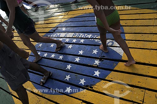  Assunto: Pessoas andando sobre pintura da bandeira do Brasil no deck de embarque do canal de Guarapari /
Local: Guarapari - ES /
Data: Março de 2008 