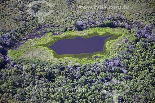  Assunto: Vista aérea de lagoa perto do rio Araguaia, na região do Cerrado / Local: perto de Luciara e São Félix do Araguaia - divisa de Mato Grosso e Tocantins - Brasil / Data: Junho de 2006 