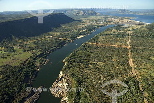  Assunto: Represa da UHE (Usina Hidrelétrica) Lajeado, no rio Tocantins - jusante do dique (barragem) / Local: Tocantins (TO) - Brasil / Data: Junho de 2006 