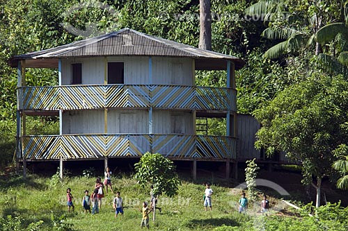  Assunto: Casa de ribeirinhos na floresta amazônica de várzea perto de Terra Santa / Local: Pará (PA) - Brasil / Data: Junho de 2006 