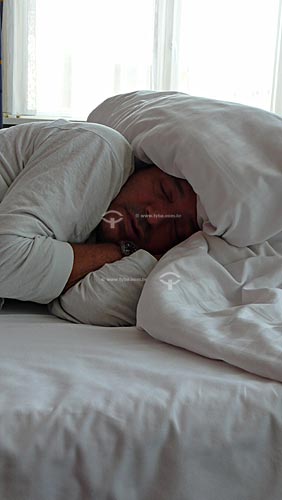  Homem dormindo com travesseiro na cabeça - Keukenhof - Holanda 