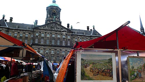  Quadros e barracas em feira de antiguidades na praça Dam com o Palácio Koninklijk (Palácio Real) ao fundo  - Amsterdam - Holanda 