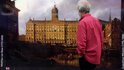  Homem admirando pintura holandesa do Palácio Koninklijk (Palácio Real) próximo à praça Dam - Amsterdam - Holanda 