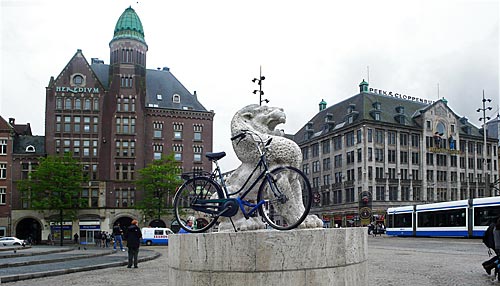  Bicicleta sobre uma estátua na praça Dam - Amsterdam - Holanda 