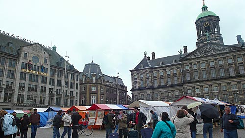  Quadros e barracas em feira de antiguidades na praça Dam com o Palácio Koninklijk (Palácio Real) ao fundo  - Amsterdam - Holanda 
