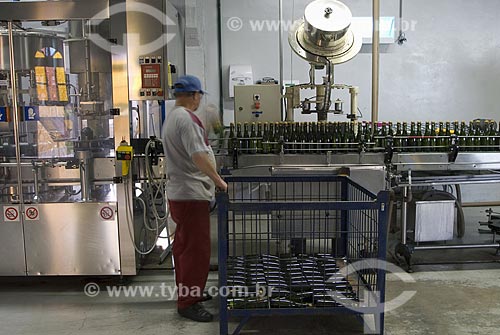  Assunto: Envase de espumante - Indústria Vinícola - Vale dos Vinhedos / 
Local: Bento Gonçalves - Rio Grande do Sul - Brasil / 
Data: 02/2008 