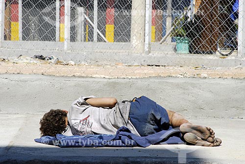  Assunto: Menino drogado dormindo no chão da região da Estação da Luz - Cracolândia / 
Local: São Paulo - SP - Brasil / 
Data: 01/2008 