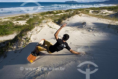  Assunto: Sandboard nas dunas da Praia do Moçambique / Local: Florianópolis - Santa Catarina (SC) - Brasil / Data: 03/05/2009 