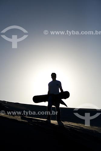  Assunto: Silhueta de sandboarder nas dunas da Praia dos Ingleses / Local: Florianópolis - Santa Catarina (SC) - Brasil / Data: 06/06/2009 