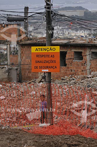  Assunto: Demolição de casas para construção da Futura Estação do Morro do Alemão - Obras do PAC - Programa de Aceleração do Crescimento / Local: Complexo do Alemão - Zona Norte do Rio de Janeiro - Brasil / Data: Agosto 2009 