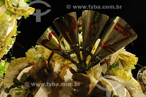  Assunto: Detalhe de músico tocando agogo durante o desfile da Escola de Samba Acadêmicos do Grande Rio - Desfile das Campeãs / Local: Sambódromo - Rio de Janeiro (RJ) - Brasil / Data: Fevereiro, 2009 