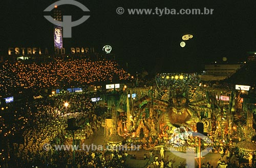  Assunto: Festival Folclórico de Parintins - Torcida acende velas durante a aparição de uma tarântula gigante na apresentação do boi Caprichoso / Local: Parintins - Amazonas (AM) - Brasil / Data: Julho de 2005 