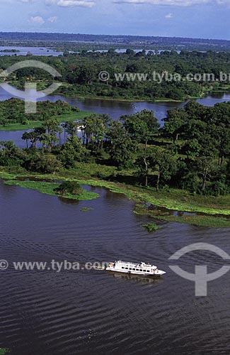  Assunto: Barco turístico entre os lagos da ilha Tupinambarana / Local: Parintins - Amazonas (AM) - Brasil / Data: Março de 2009 