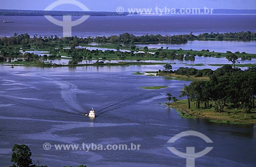  Assunto: Barco turístico entre os lagos da ilha Tupinambarana - Ao fundo o rio Amazonas / Local: Parintins - Amazonas (AM) - Brasil / Data: Março de 2009 