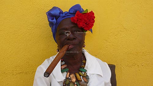  Assunto:  Typical cuban woman smoking a cigar / Local: Havana - Cuba / Date: outubro 2009 