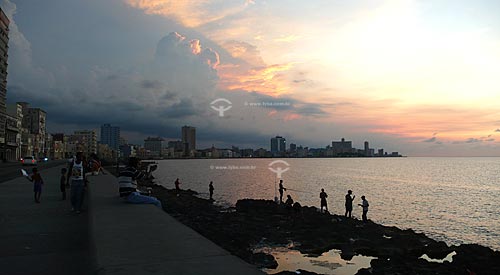  Assunto: Pescadores no Malecón no pôr do sol / Local: Havana - Cuba / Date: outubro 2009 