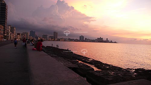  Assunto: Pessoas no Malecón vendo o pôr do sol / Local: Havana - Cuba / Data: outubro 2009 