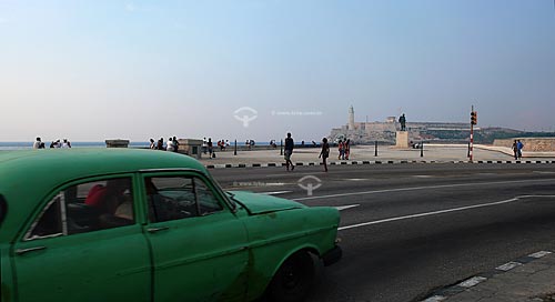  Assunto:  Carro verde antigo (anos 50) no Malecón com o Castelo de San Salvador de la Punta ao fundo / Local: Havana - Cuba / DAta: outubro 2009 