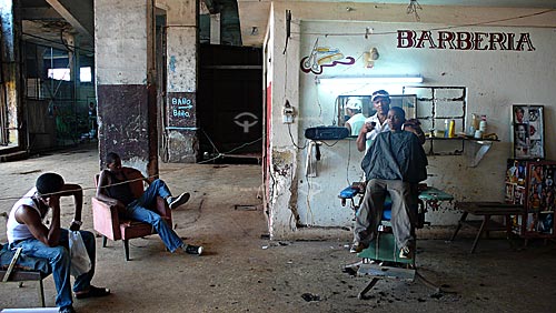 Assunto: Menino cortando cabelo em barbearia  / Local: Havana - Cuba / Date: outubro 2009 